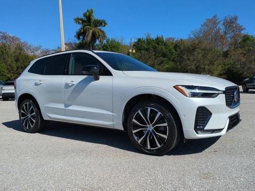 2023 Volvo XC60 B5 Ultimate Dark Theme