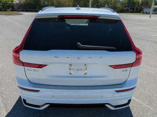 2023 Volvo XC60 B5 Ultimate Dark Theme