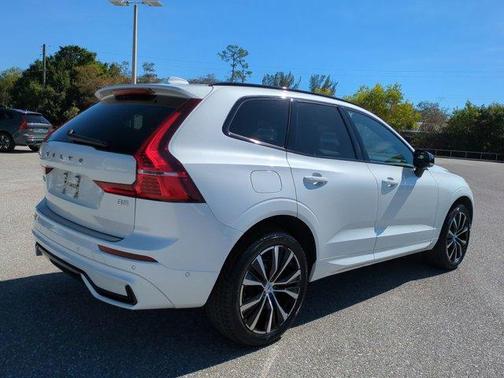 2023 Volvo XC60 B5 Ultimate Dark Theme