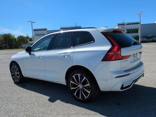 2023 Volvo XC60 B5 Ultimate Dark Theme