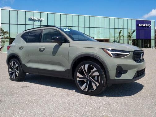 2025 Volvo XC40 B5 Plus Dark Theme