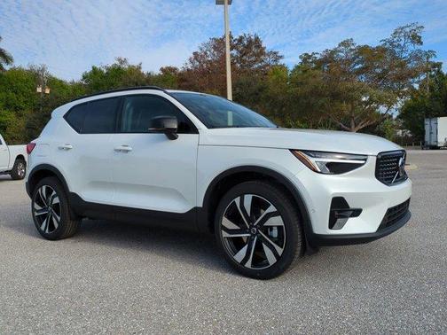 2026 Volvo XC40 B4 Plus