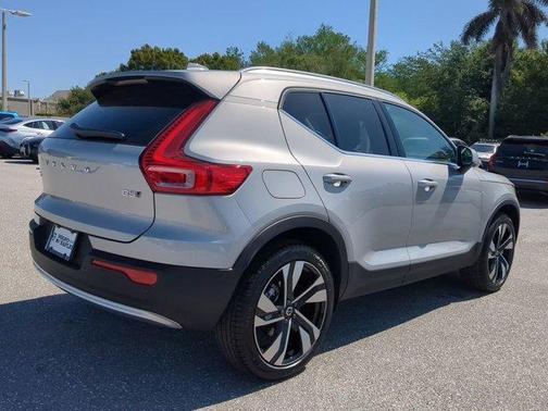 2025 Volvo XC40 B5 Ultra Bright Theme