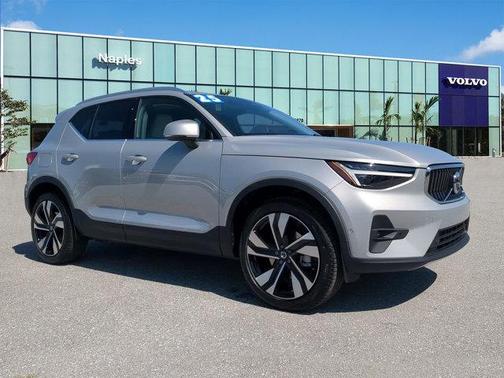 2025 Volvo XC40 B5 Ultra Bright Theme