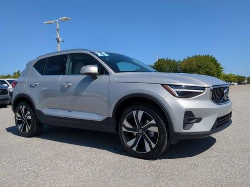 2025 Volvo XC40 B5 Ultra Bright Theme