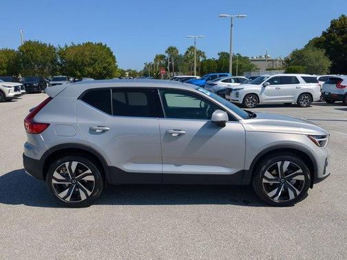 2025 Volvo XC40 B5 Ultra Bright Theme