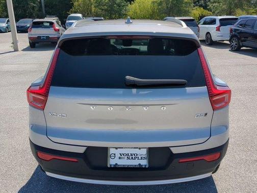2025 Volvo XC40 B5 Ultra Bright Theme