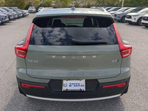 2025 Volvo XC40 B5 Ultra Bright Theme