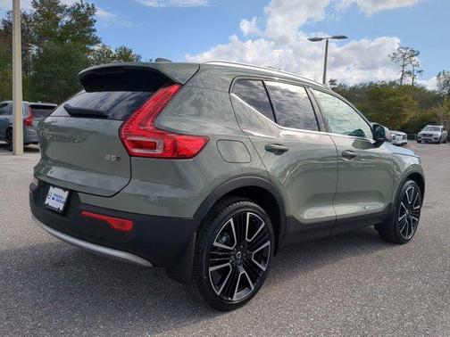 2025 Volvo XC40 B5 Ultra Bright Theme