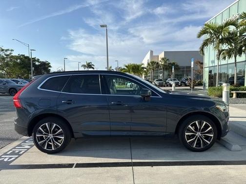 2022 Volvo XC60 B5 Momentum