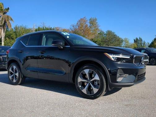 2025 Volvo XC40 B5 Plus Bright Theme