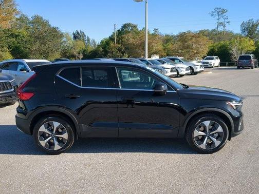2025 Volvo XC40 B5 Plus Bright Theme