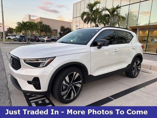 2023 Volvo XC40 B5 Plus Dark Theme