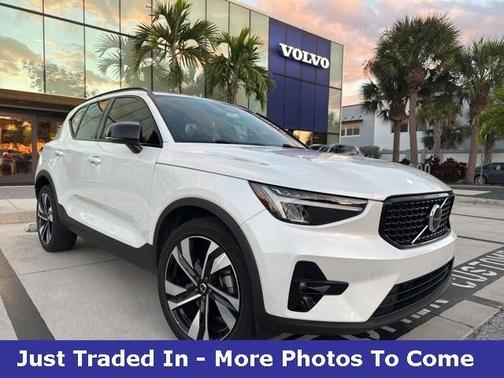 2023 Volvo XC40 B5 Plus Dark Theme