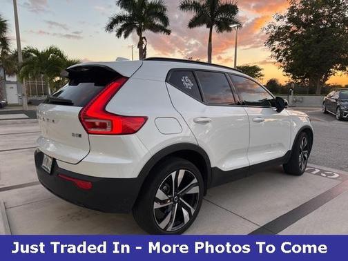 2023 Volvo XC40 B5 Plus Dark Theme