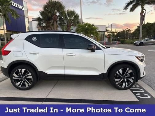 2023 Volvo XC40 B5 Plus Dark Theme