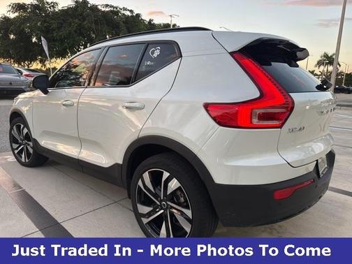2023 Volvo XC40 B5 Plus Dark Theme