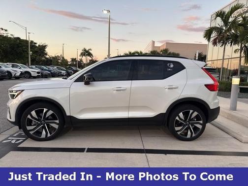 2023 Volvo XC40 B5 Plus Dark Theme