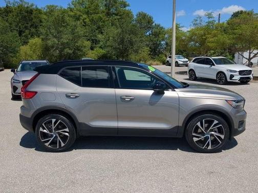 2022 Volvo XC40 T4 R-Design