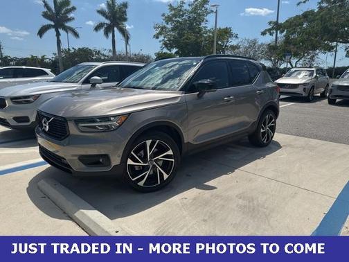 2022 Volvo XC40 T4 R-Design