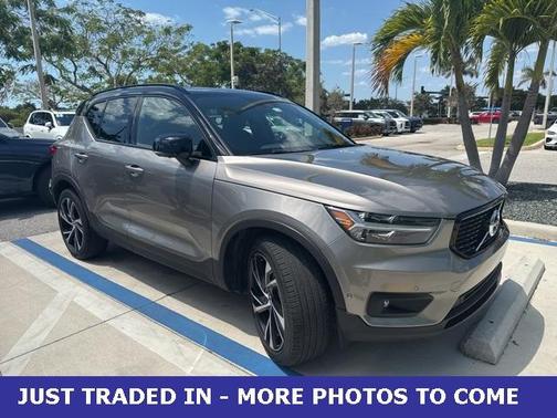 2022 Volvo XC40 T4 R-Design