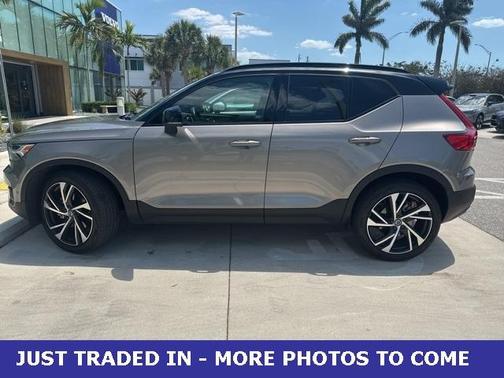 2022 Volvo XC40 T4 R-Design