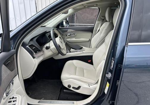 2023 Volvo XC90 B5 Plus
