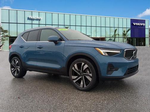2023 Volvo XC40 B5 Plus Bright Theme