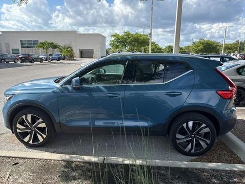 2023 Volvo XC40 B5 Plus Bright Theme