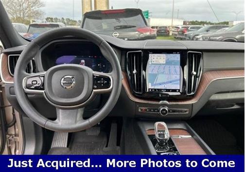 2024 Volvo XC60 B5 Ultimate Dark Theme