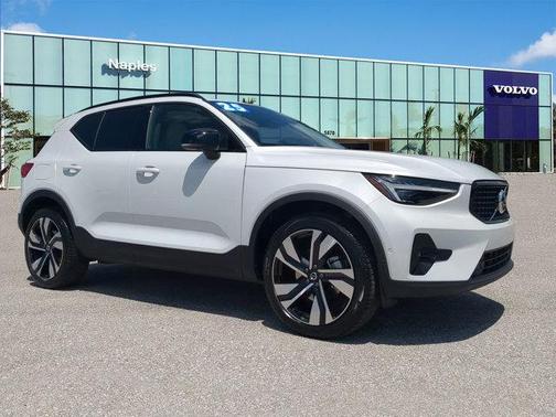 2025 Volvo XC40 B5 Plus Dark Theme