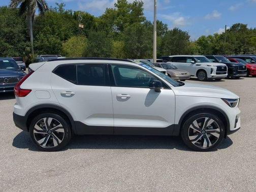 2025 Volvo XC40 B5 Plus Dark Theme
