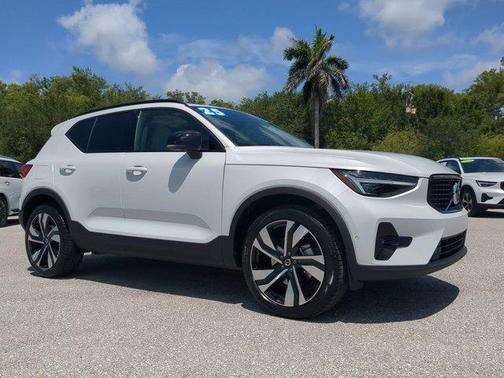 2025 Volvo XC40 B5 Plus Dark Theme