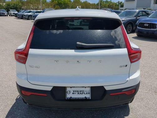 2025 Volvo XC40 B5 Plus Dark Theme