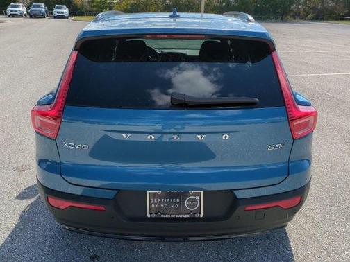 2025 Volvo XC40 B5 Plus Dark Theme