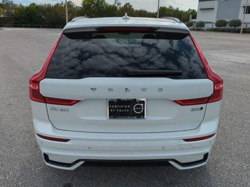 2024 Volvo XC60 B5 Ultimate Dark Theme