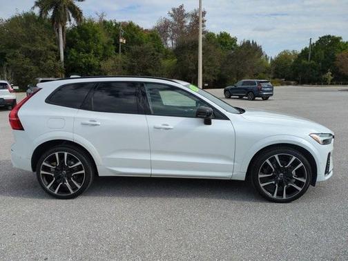 2024 Volvo XC60 B5 Ultimate Dark Theme