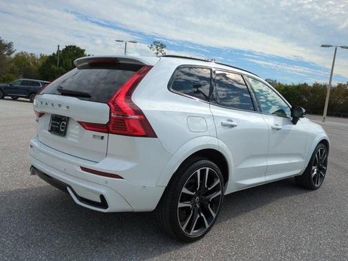 2024 Volvo XC60 B5 Ultimate Dark Theme