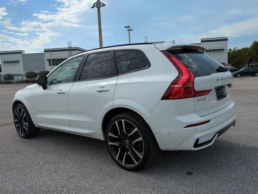 2024 Volvo XC60 B5 Ultimate Dark Theme