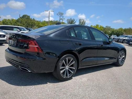 2022 Volvo S60 B5 Momentum