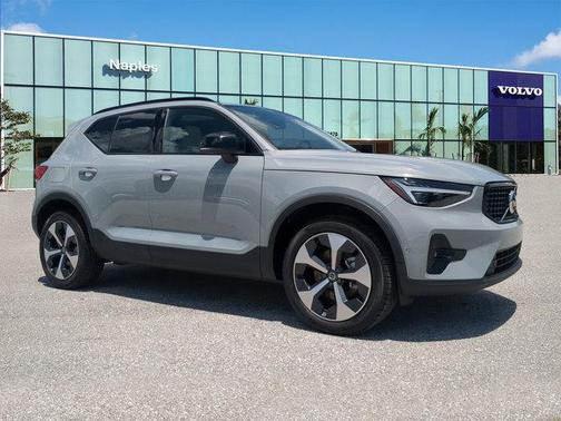 2025 Volvo XC40 B5 Plus Dark Theme