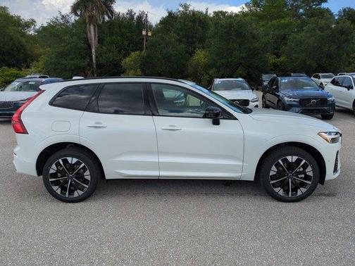 Crystal White Metallic 2026 Volvo XC60 B5 Plus