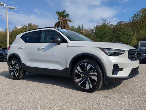 2025 Volvo XC40 B5 Plus Dark Theme
