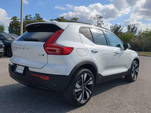 2025 Volvo XC40 B5 Plus Dark Theme