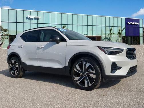2025 Volvo XC40 B5 Plus Dark Theme