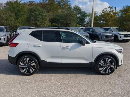 2025 Volvo XC40 B5 Plus Dark Theme