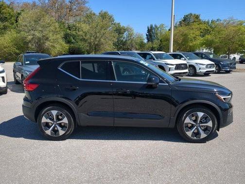 2025 Volvo XC40 B5 Core Bright Theme