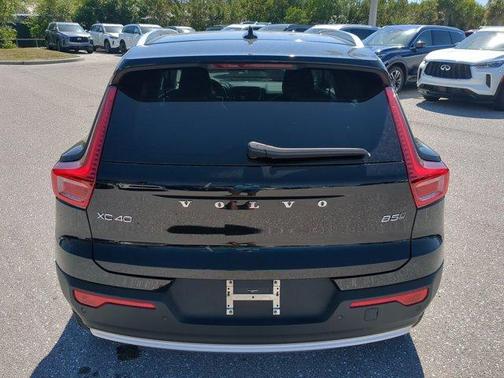 2025 Volvo XC40 B5 Core Bright Theme