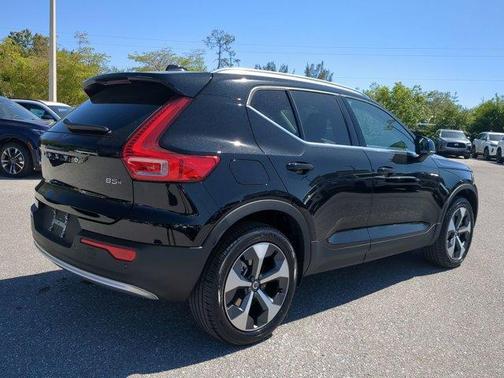 2025 Volvo XC40 B5 Core Bright Theme
