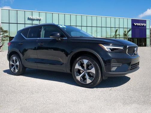 2025 Volvo XC40 B5 Core Bright Theme